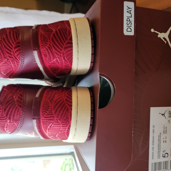 Air Jordan 1 Mid SE Tiki Leaf Team Red DZ2820-601 Women Size 5 - Picture 7 of 7